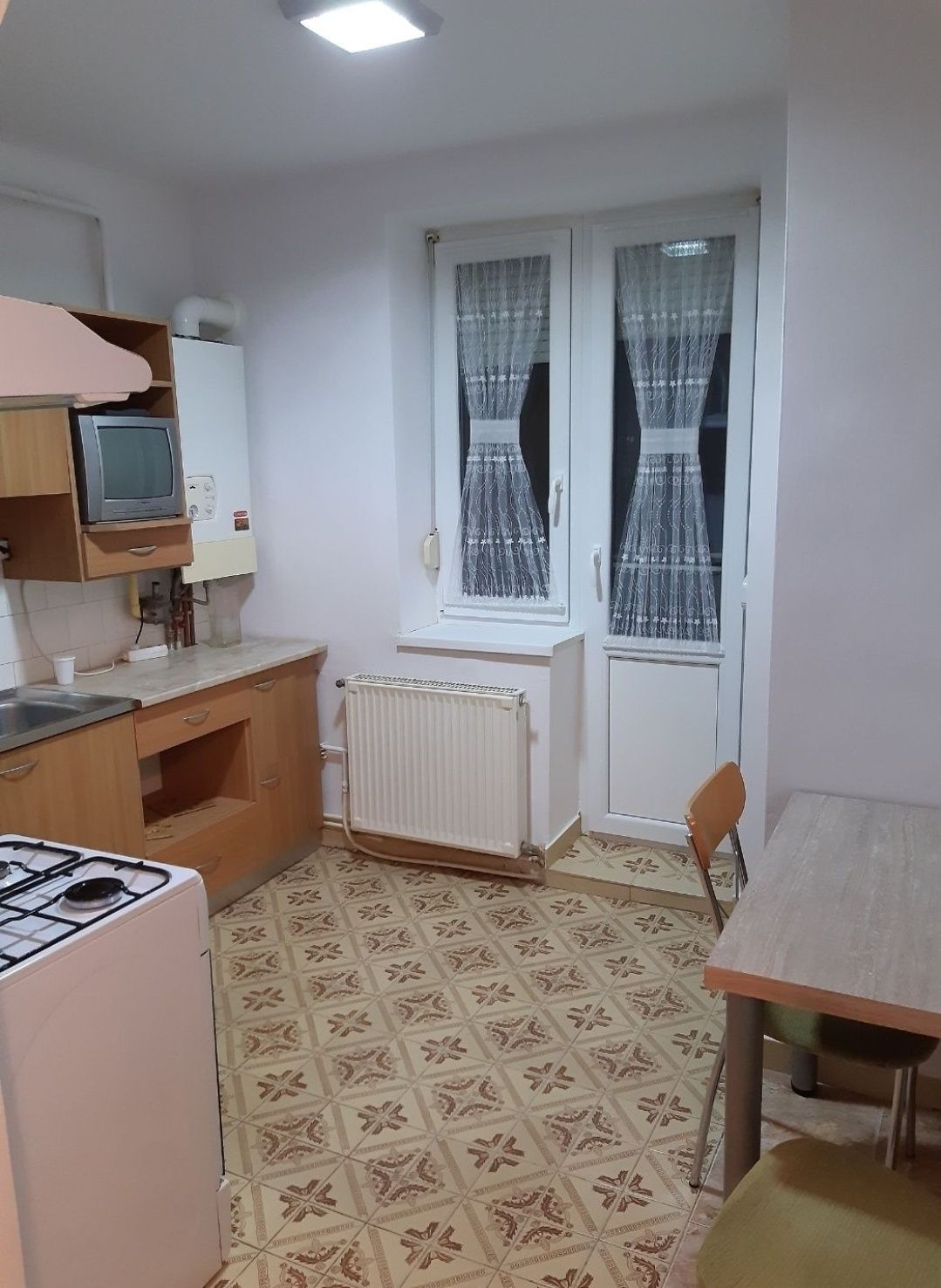 Închiriez apartament cu 1 cameră, în Carei