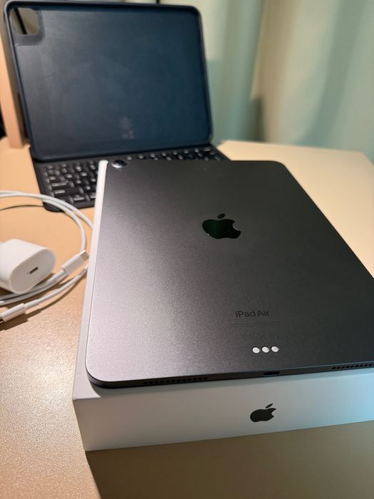iPad Air (5th Generation) Wi-Fi 64GB Space Gray + husă + tastatura