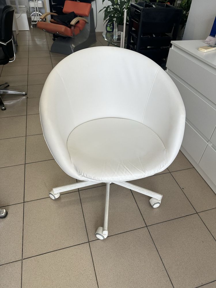 Бял стол ikea skruvsta