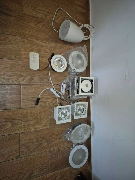 9 corpuri de iluminat si 1 difuzor suspendat