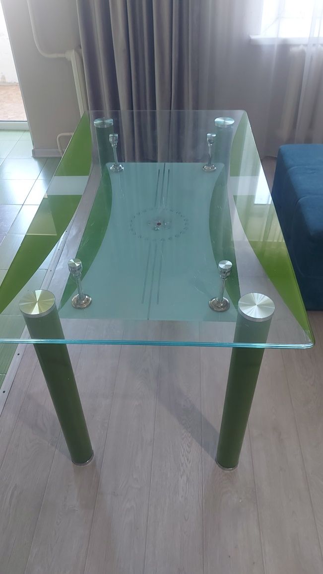 Стеклянный прочный стол