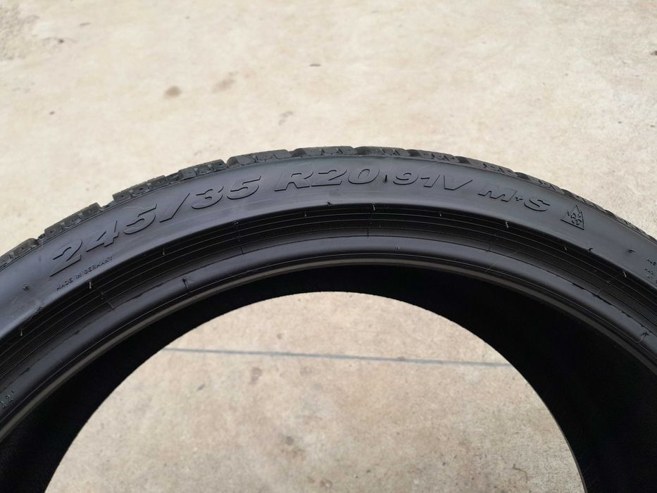 Doua anvelope noi de iarna 245 35 20 pirelli sottozero 2 N0
