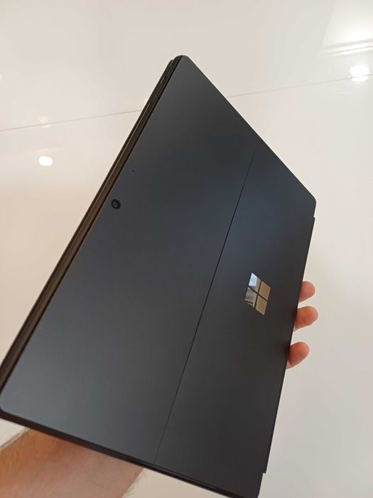 Surface Pro 9, PixelSense Flow i5 10 coruri 12 threads 16GB RAM DDR5