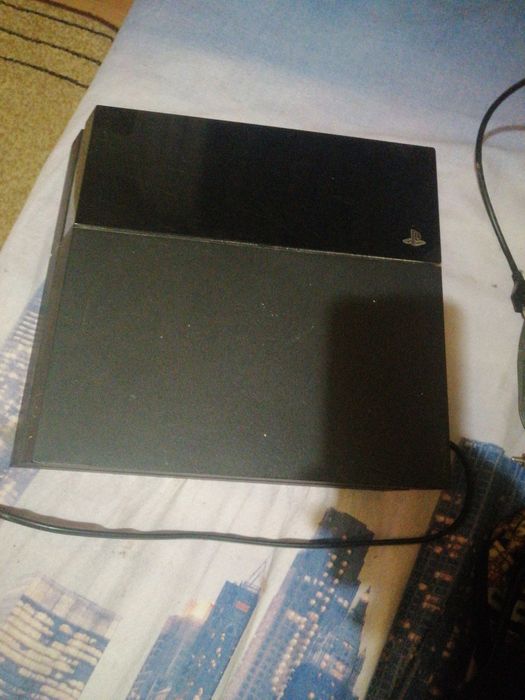 Vând PlayStation 4 reparabil, curățat și puțin utilizat
