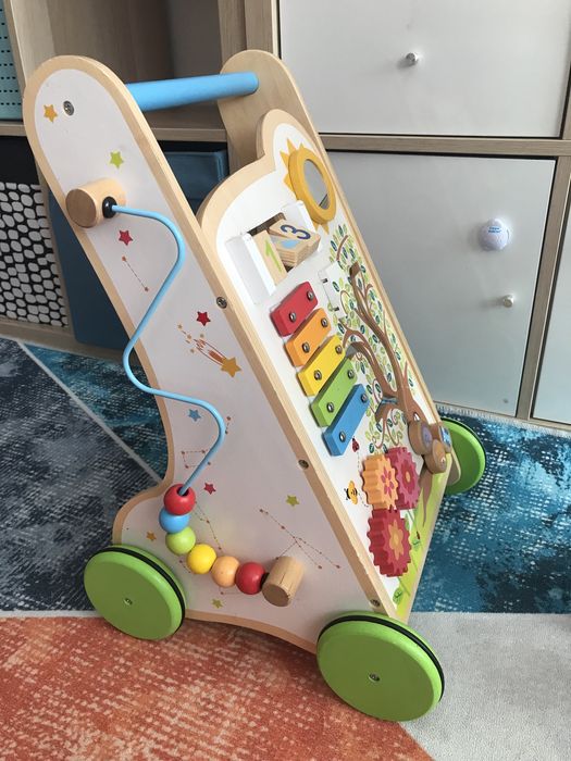 Дървен уокър за прохождане на бебе