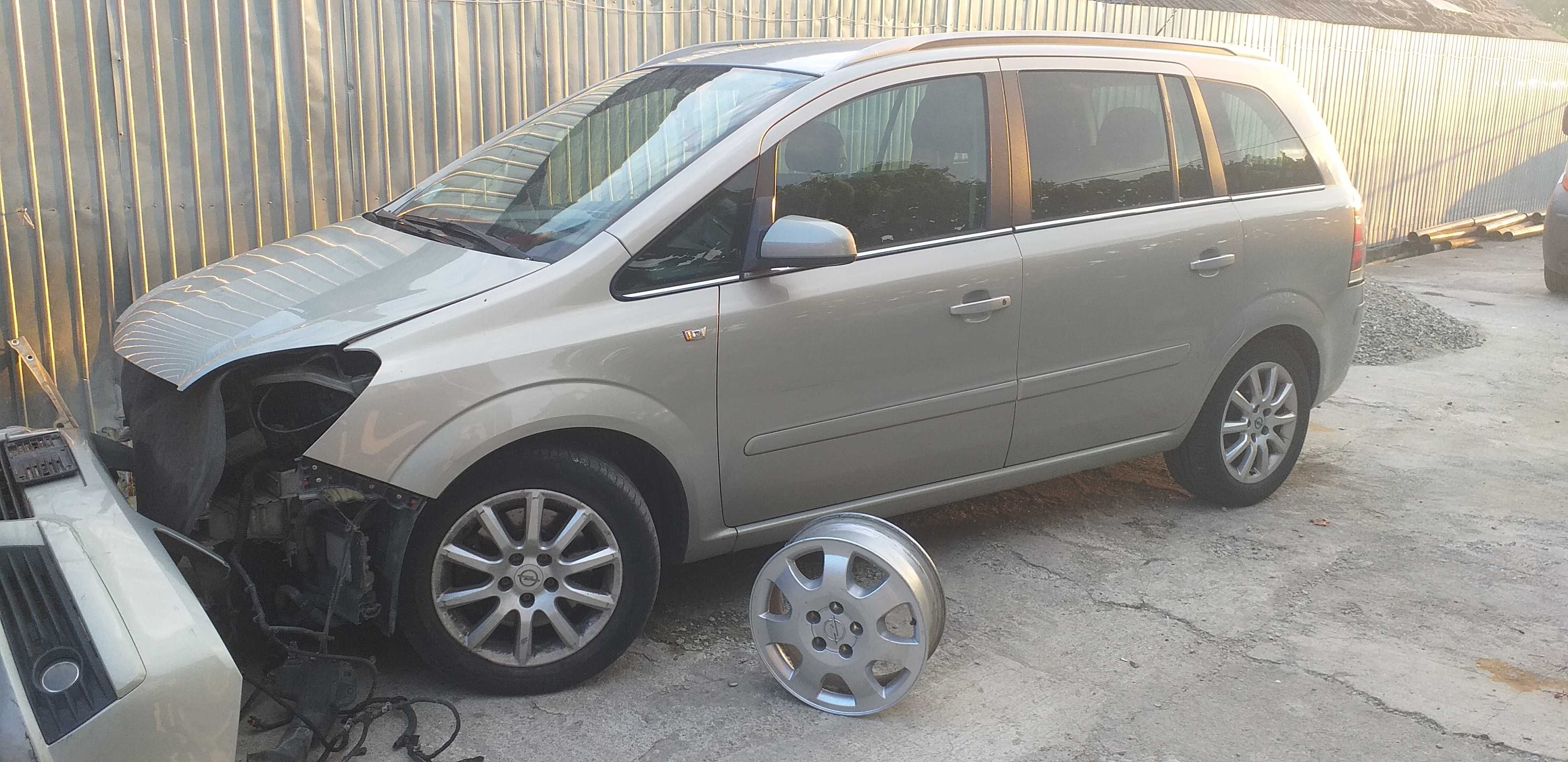 Usa stângă față opel zafira b 2006