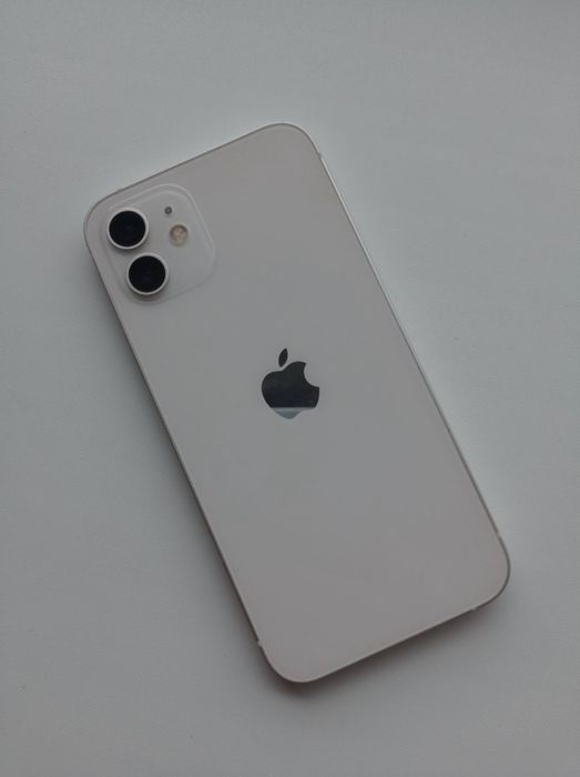 Айфон 12 на 64гб.