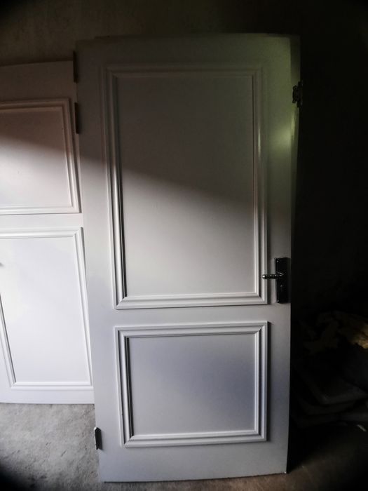 Срочно продам двери белые глухие без косяков и наличника
