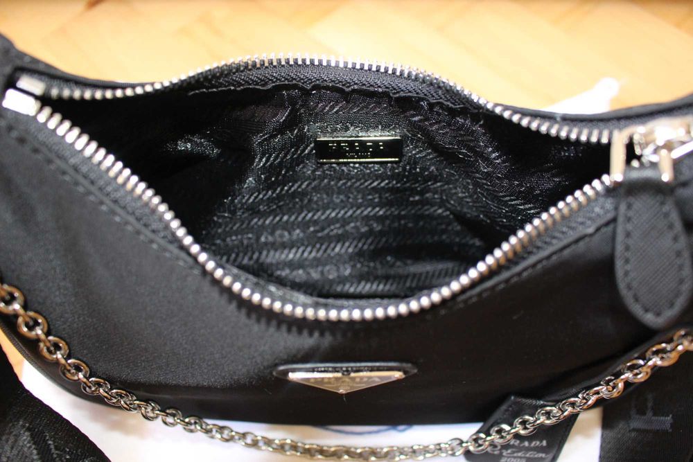 Дамската чанта Prada Re-Edition 2005