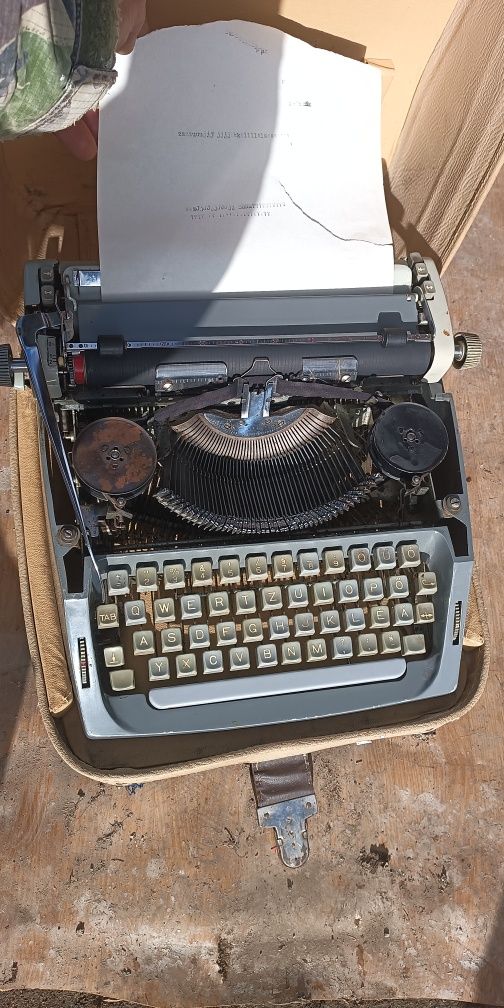 Mașină de scris mai vechie
