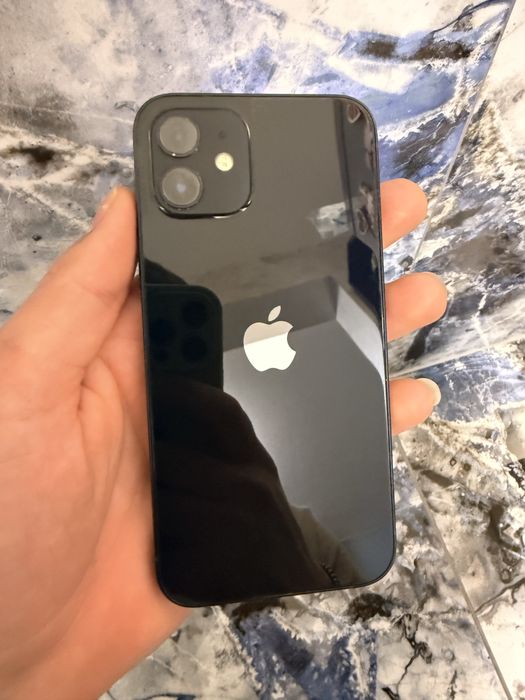 Продавам Iphone 12 64gb