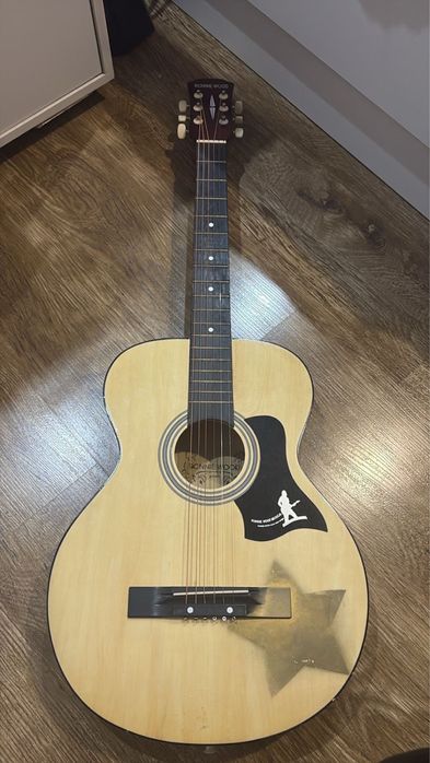 Акустическая гитара Ronnie Wood в хорошем состоянии