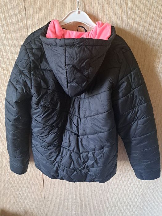 Куртка на девочку в отличном состоянии.