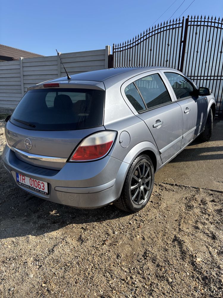 Dezmembrez opel astra h 1.4 benzina  66kw 2005