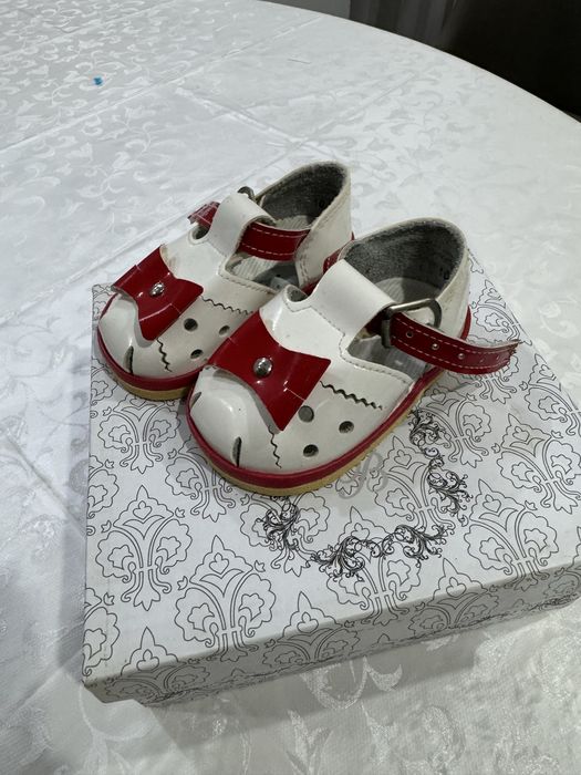 Продам сапожки демисезонные и сандалики