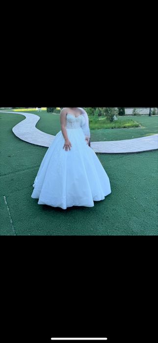 Vând rochie de mireasă tip prințesă