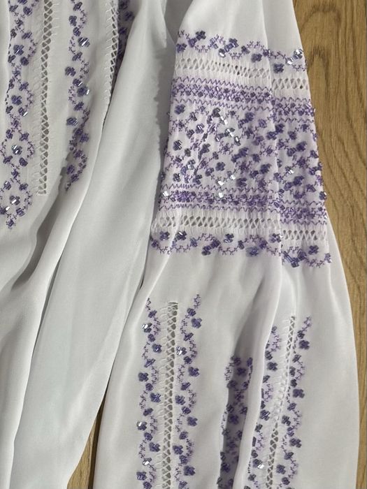 Rochie tip ie, albă cu broderie mov – mărime S/M