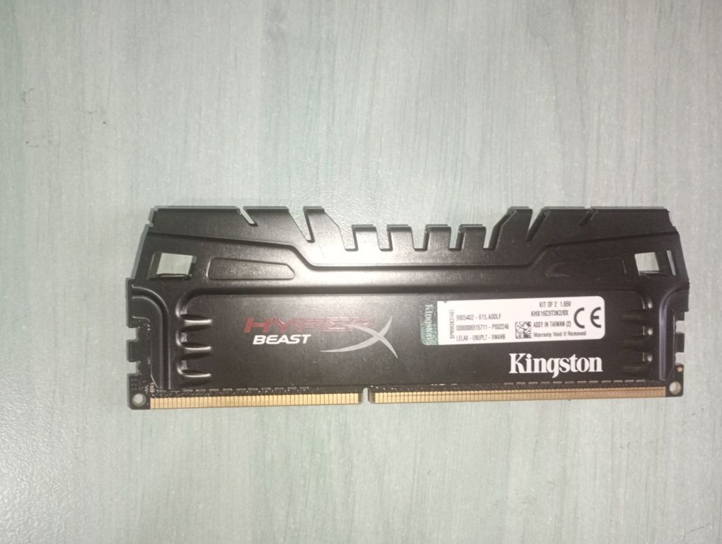 Vând plăcută de RAM hyperx 8gb