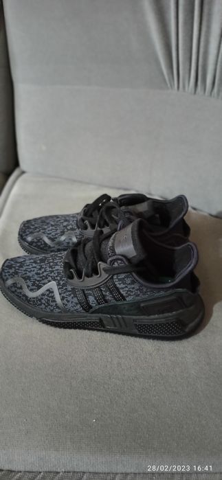 Pantofi sport,i de vânzare.