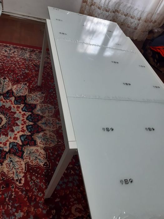 Vând  masă nouă cadru metal ,blat de sticlă
