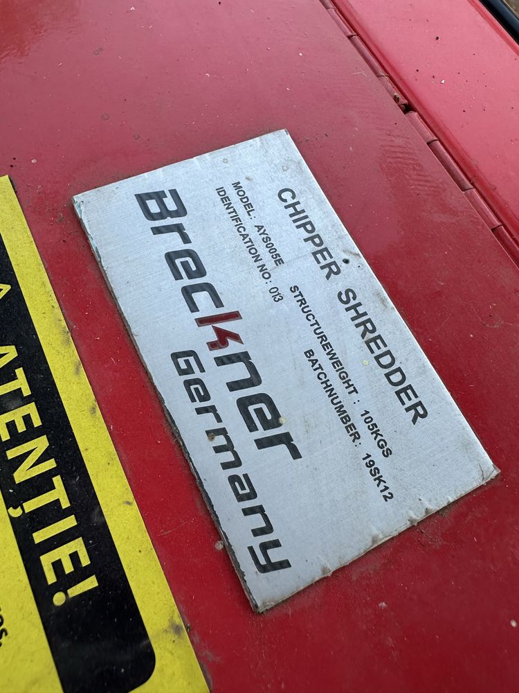 Tocatoare crengi pe benzina .