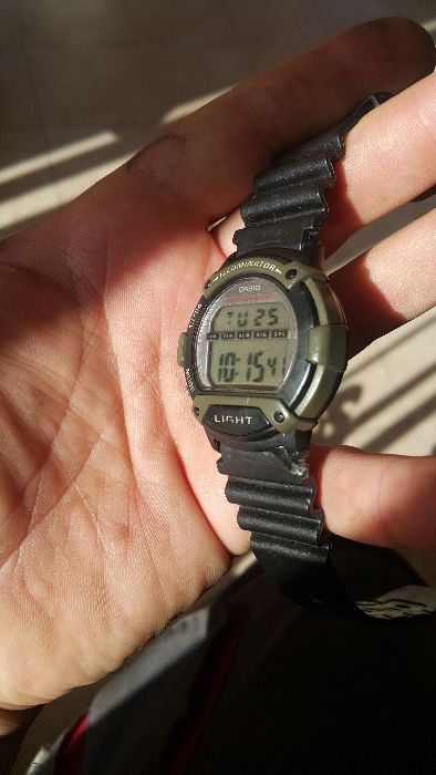 Продавам оригинален часовник Casio iluminator