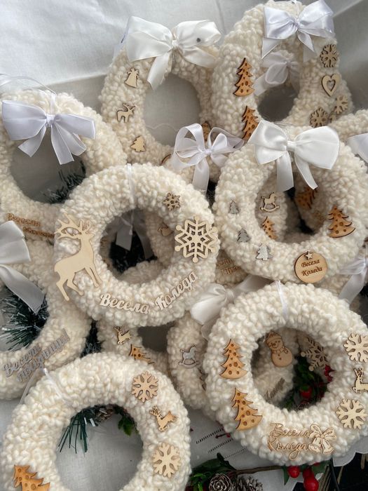 Коледни топки и венци