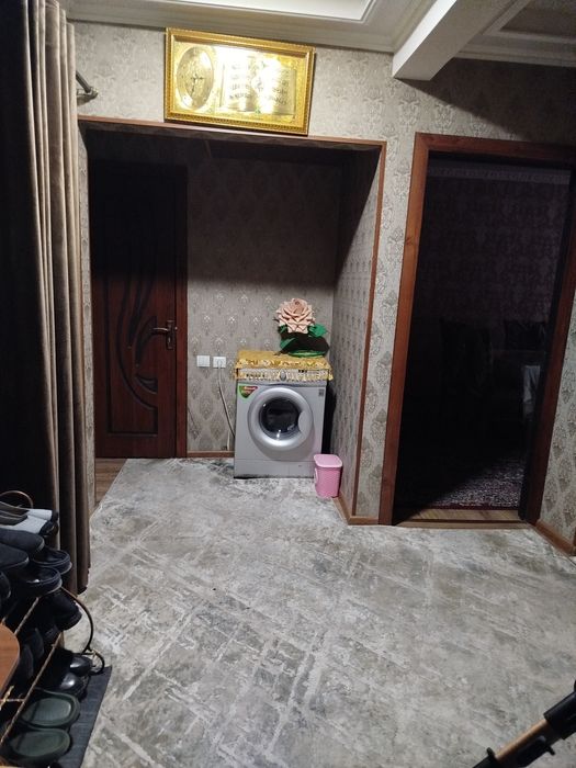 Uy sotiladi. 9 etajlini 1chi etaji 4 hona 5 hona qilingan