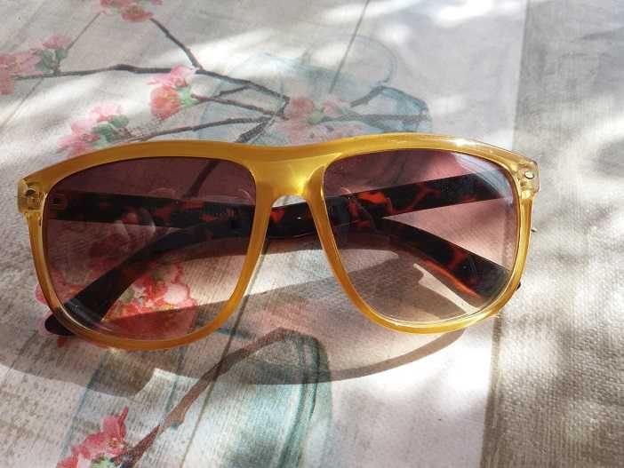 Продаются  новые солнцезащитные  очки эксклюзивной формы