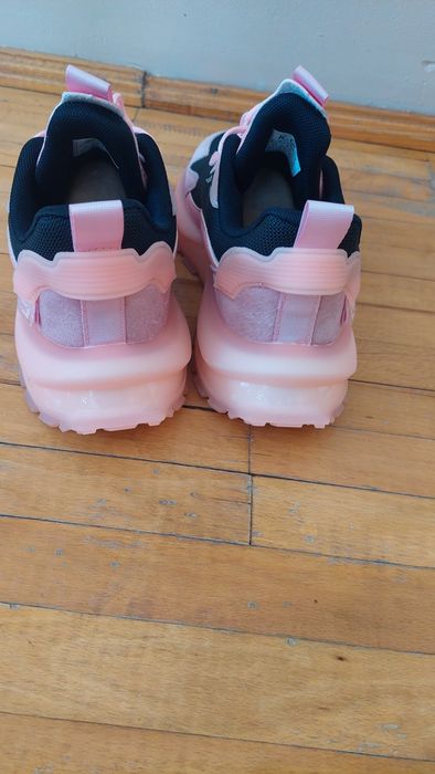 Продавам чисто нови маратонки