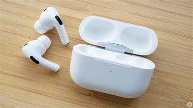 "Apple AirPods Pro - Висококачествени Безжични Слушалки''