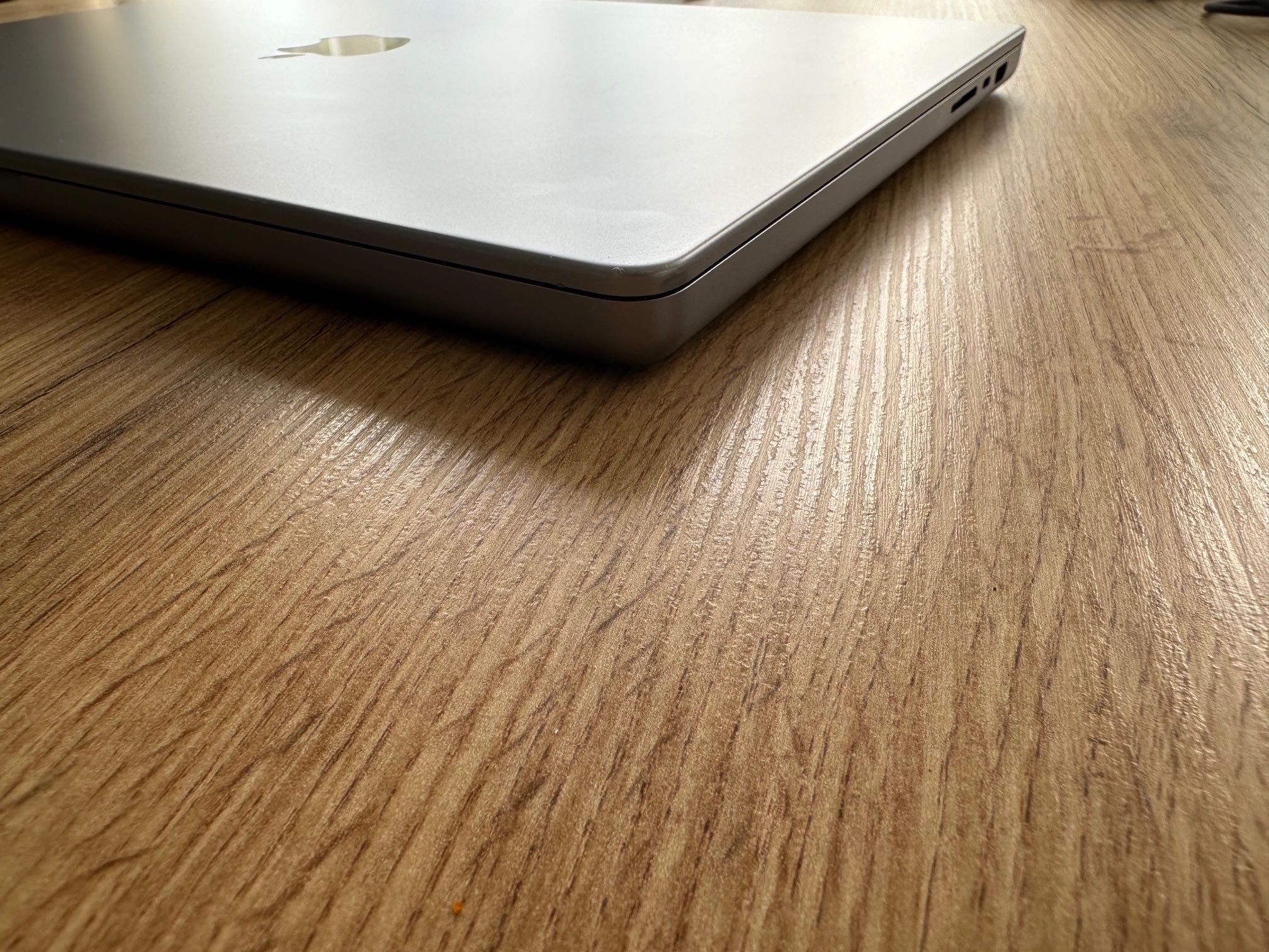 MacBook Pro 16" M1 Pro 10-CORE CPU, 16-CORE GPU, 32GB RAM, 1TB SSD