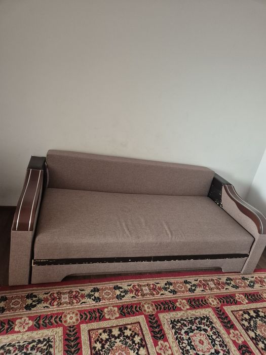 Vand canapea extensibila in conditie buna
