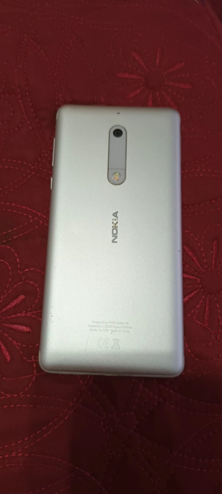 Nokia 5 cu husă din piele