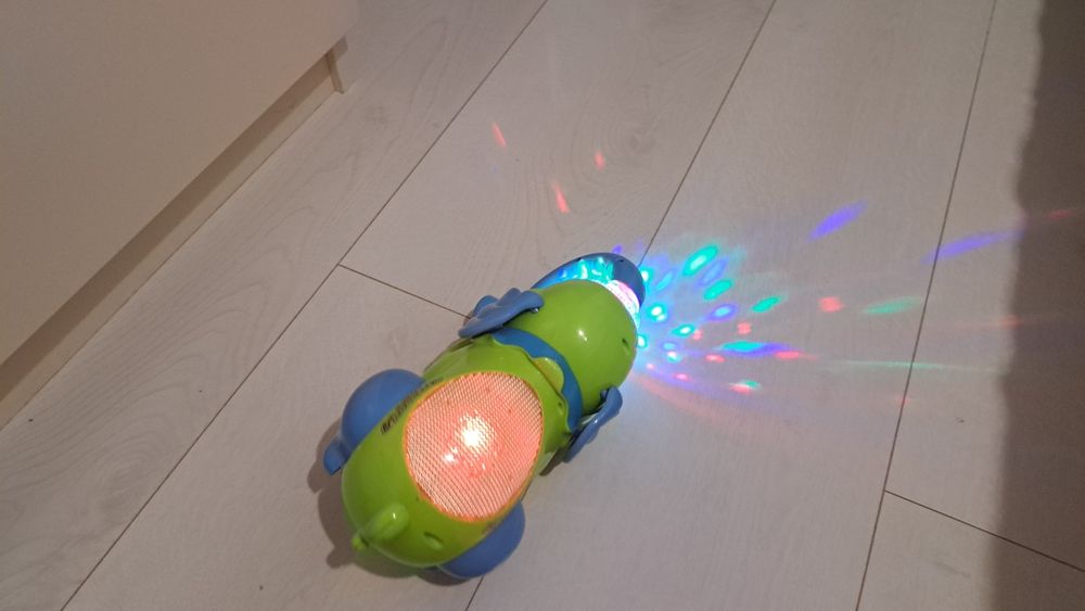 Vând elefant, merge, se învârte 360 grade muzical