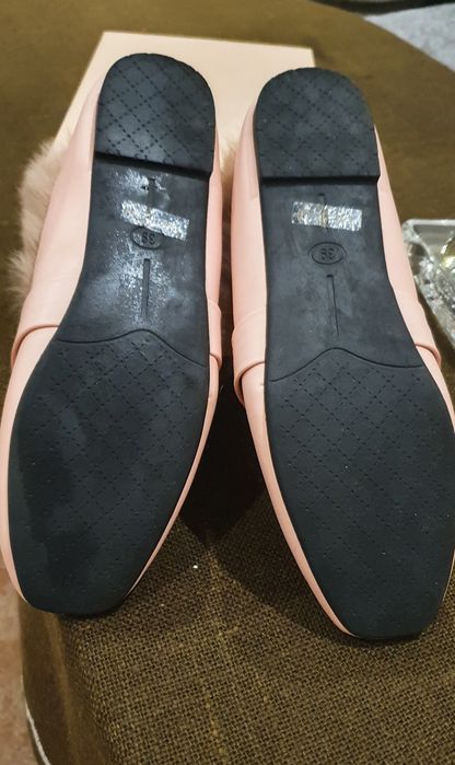 Нови модерни обувки