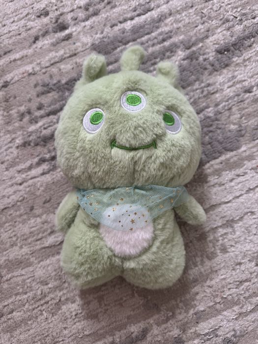 продам игрушки, в хорошем состоянии. инопланетянин и девочка баклажан