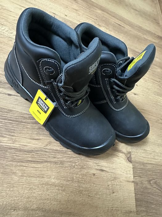 Продам новые 44 р не маломерки . Цена 10000