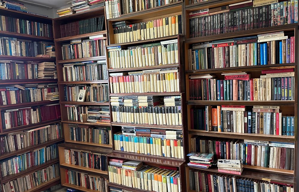 Продаются книги. В большом количестве. Разные