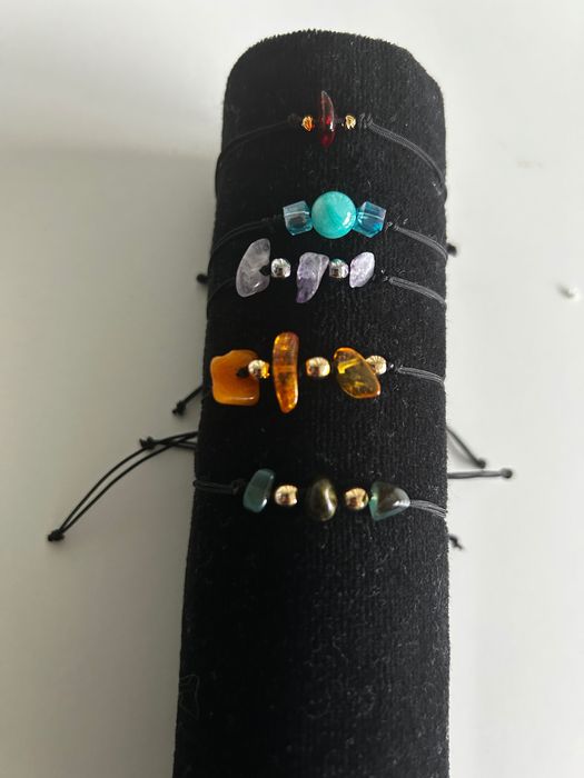 Гривни на конец с ест. камъни