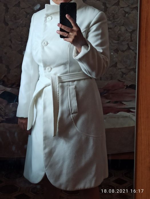 Продам шикарное белое пальто
