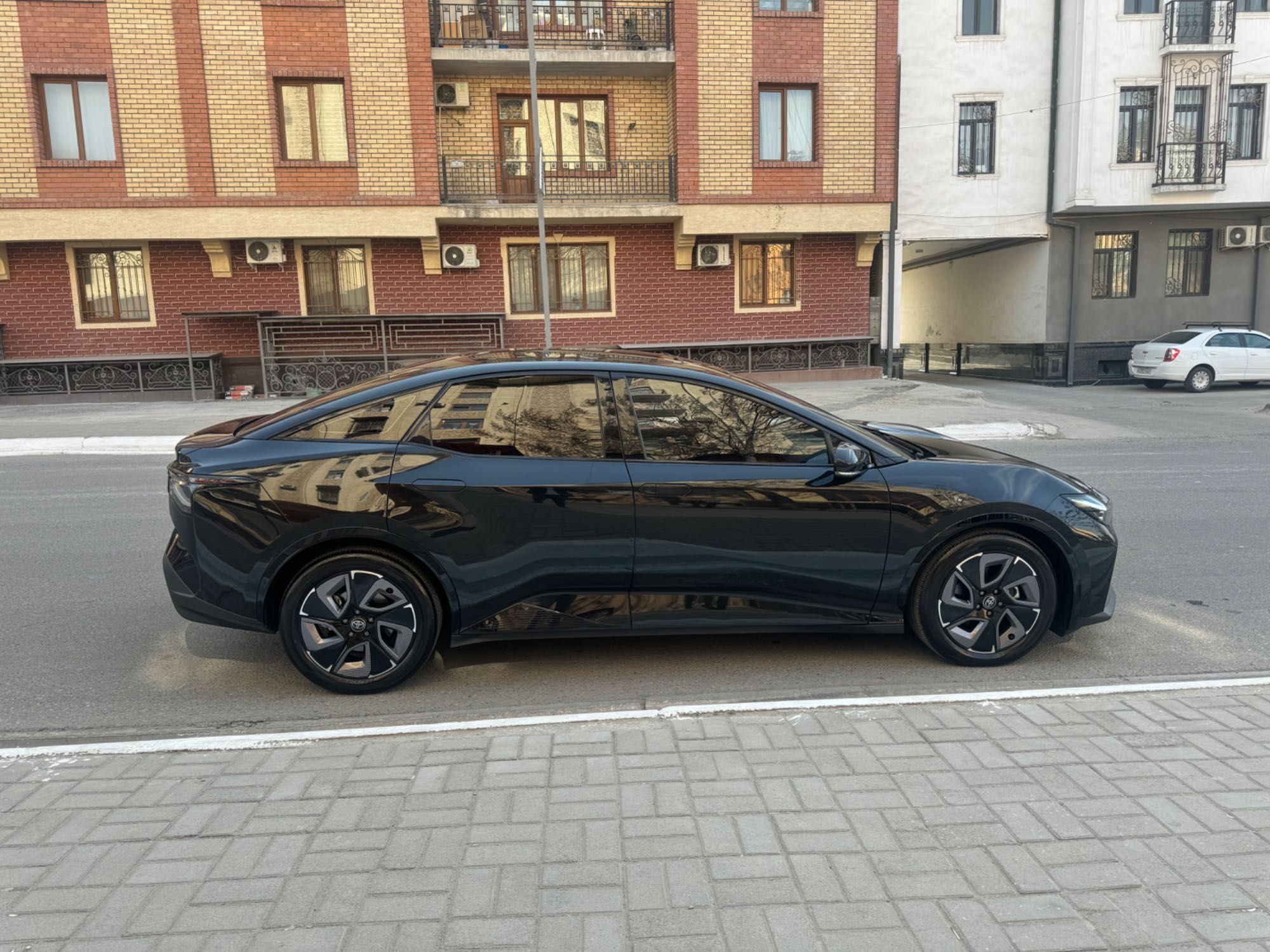 TOYOTA BZ3 сотилади