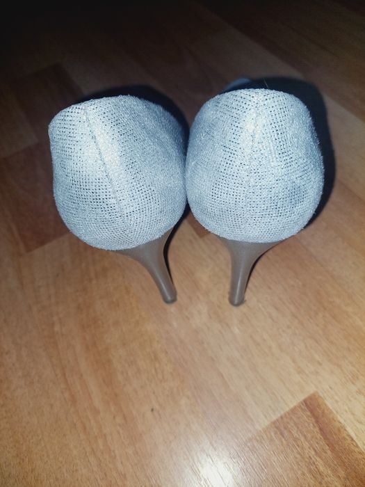 Pantofi argintii stiletto si rochie