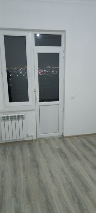 Янги дархонда курилган уй сотилади 13.этаж 3 хонали квартира .