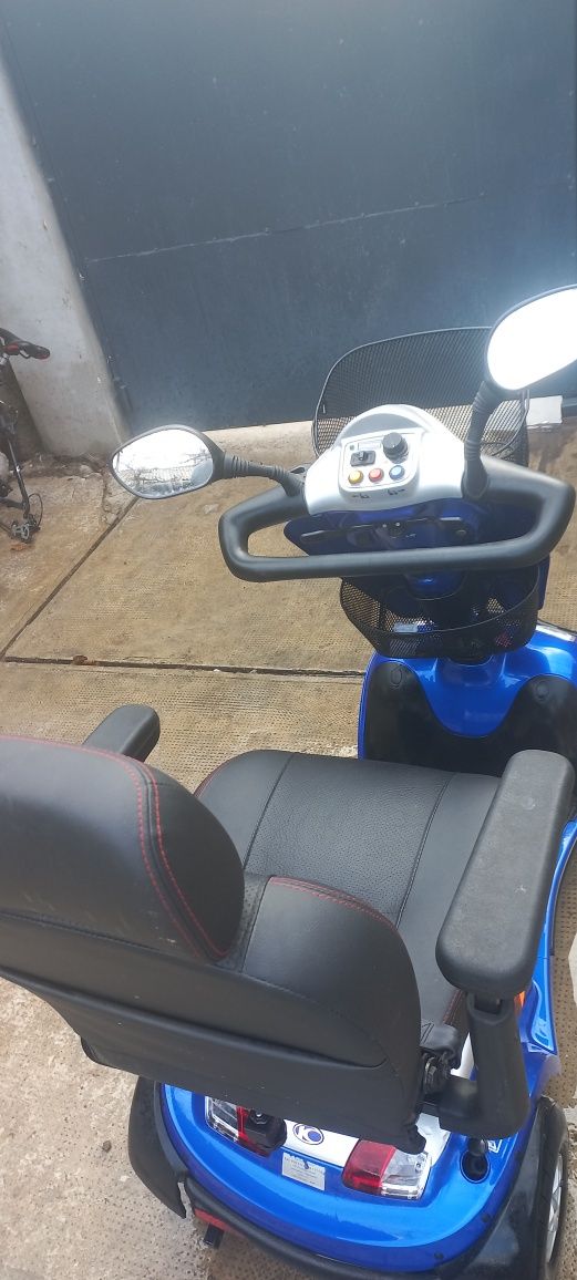 Cărucior pentru oameni cu dizabilități electric