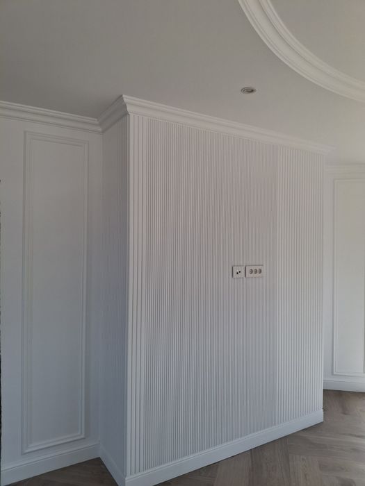 Монтаж на подови первази, стенни панели, облицовки и таванни корнизи