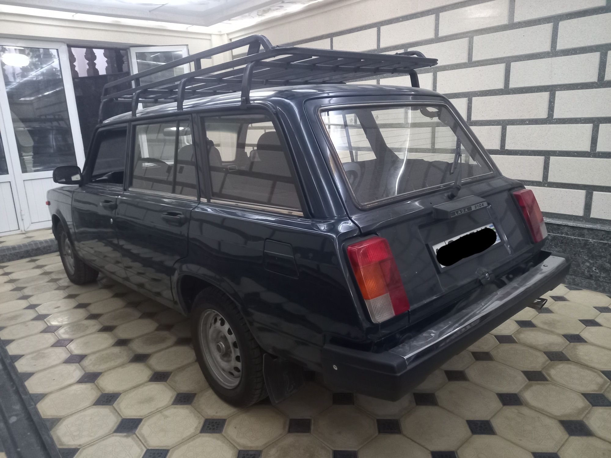 Vaz 2104 sotiladi.
