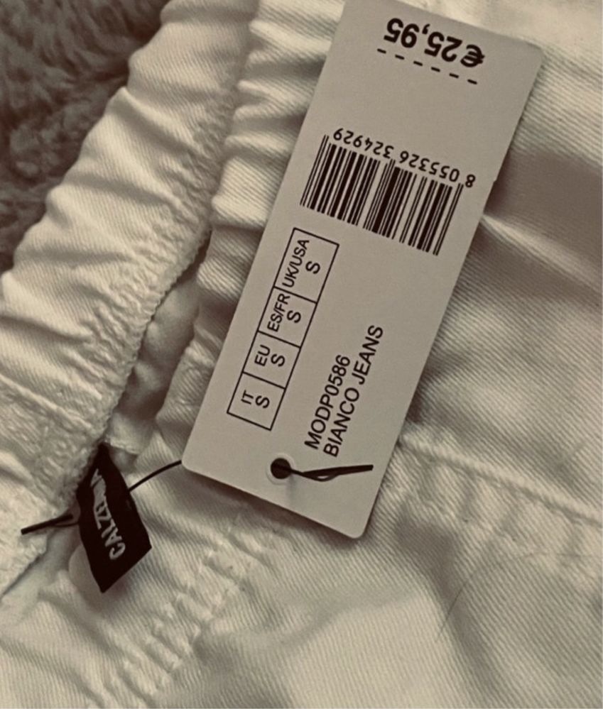 Blugi albi Calzedonia cu eticheta