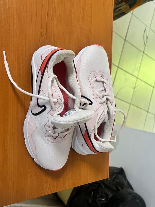 Vind Adidas Nike mărimea 37,5