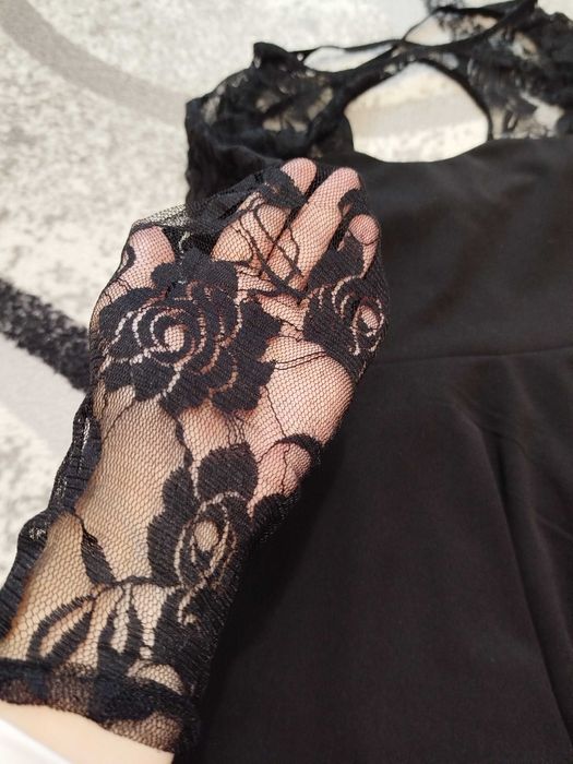 Къса черна рокля с тюл и дантелени ръкави